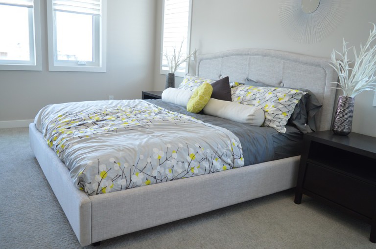 Vyspěte se do růžova na posteli boxspring!