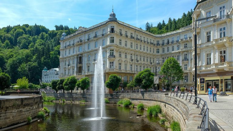 Hotel v Karlových Varech: Vyrazte na prodloužený víkend do lázeňského města
