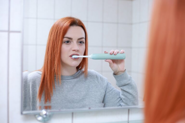 Ústní hygiena a elektrické kartáčky. Jsou správně, nebo se jedná o nepříjemný zlozvyk?