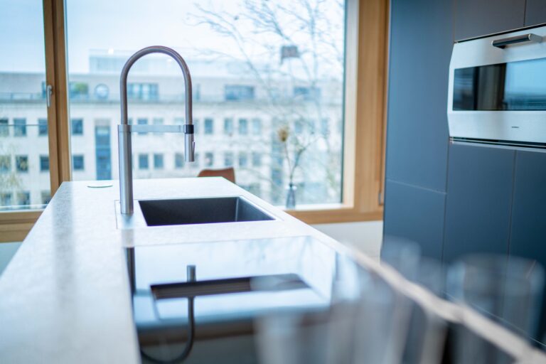 Kuchyně na míru jako optimální řešení do menších místností