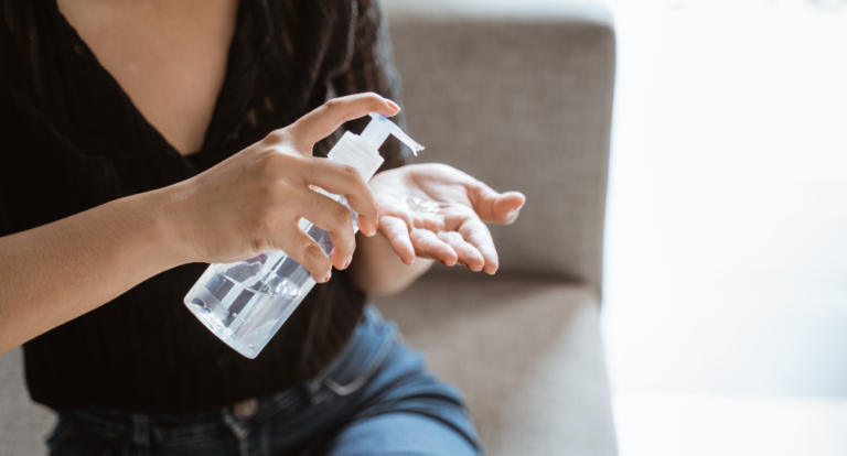 Hygienický gel na ruce je skvělým pomocníkem v každodenním životě