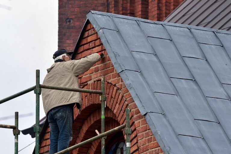 Podzimní renovace bydlení: Nezapomeňte na kvalitní pracovní obuv